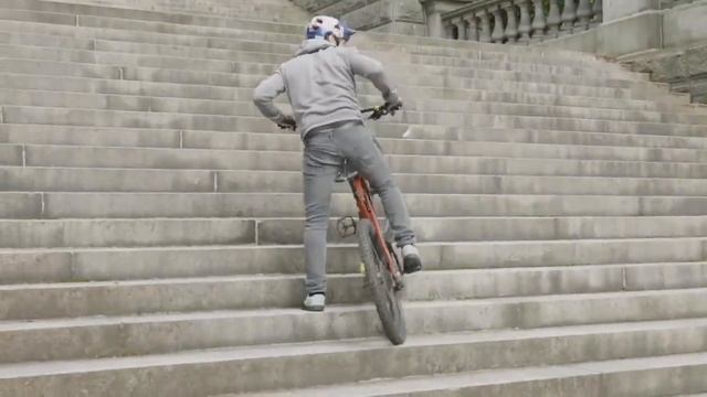 Danny MacAskill Tests Santa Cruz Reserve Carbon Wheels смотреть онлайн