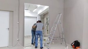 Резка зеркала 255 см в высоту на весу с помощью уровня подручным способом