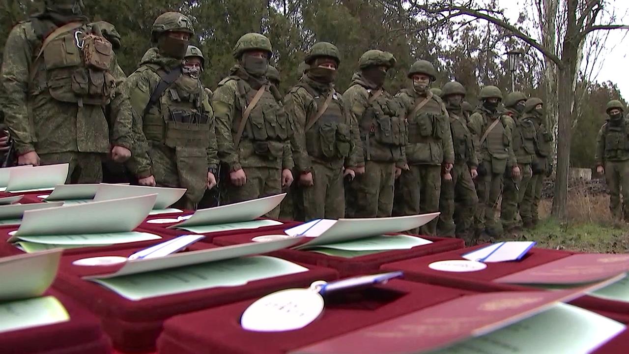 Более сотни орденов и медалей вручили военнослужащим Арктической мотострелковой бригады