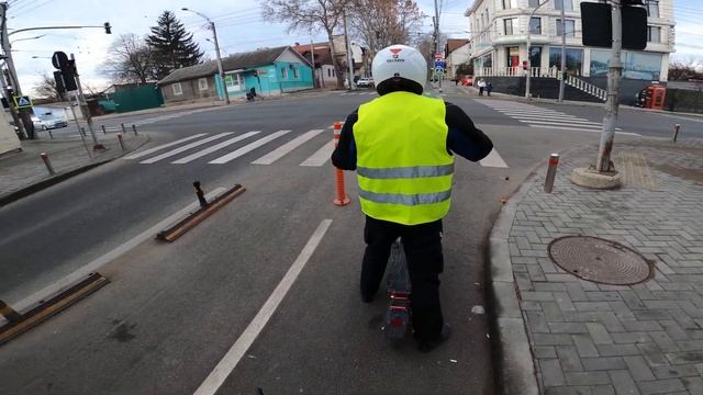 НА САМОКАТЕ ИСПУГАЛ ЖЕНЩИНУ НА ДОРОГЕ смотреть онлайн