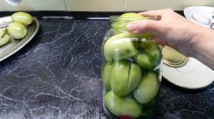 Закатываем зелёные помидоры на зиму.