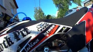 Обтяжка пластика питбайка виниловыми наклейками