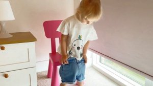 Ребёнок 3 лет учит одеваться малышей. Лайфхак по надеванию куртки, футболки, платья, штанов, носок