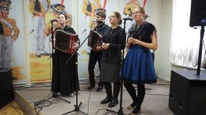 В этой деревне огни не погашены...