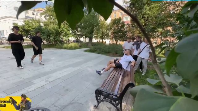 К ДАНИЛЕ ГОРИЛЛЕ ПОДОШЛА ТОЛПА