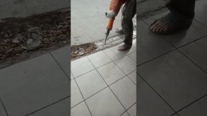 демонтаж плитки отбойным молотком.