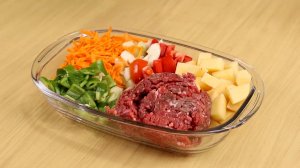 Картофель с фаршем и овощами. Просто смешайте и запеките!
