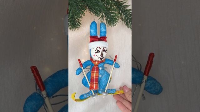 Арт. ТФ58  Новогодняя игрушка из фарфора и текстиля «Кролик на лыжах»