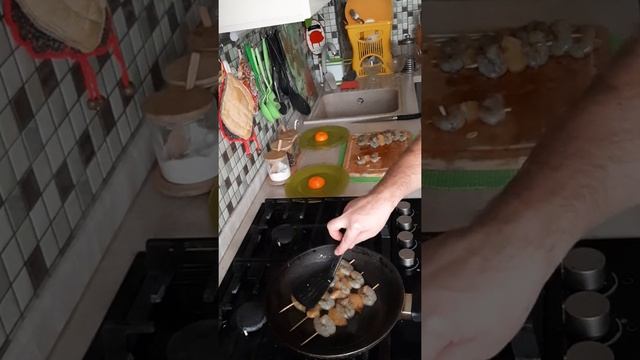 Креветки с ананасом на шпажке к новогоднему столу!