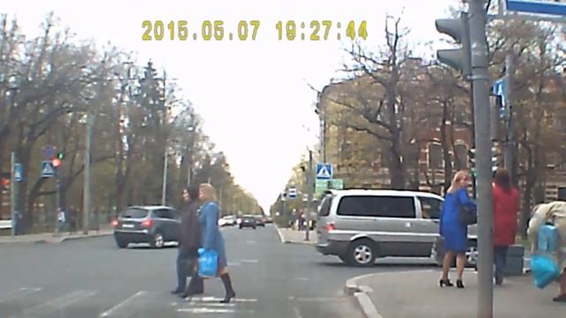 Споткнулась на ровном месте