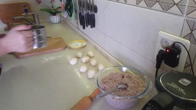 Настоящие чебуреки, сочные с хрустящей корочкой.