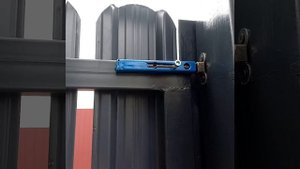 щеколда на калитку с пружиной