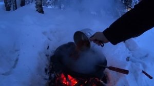 Домик в тайге! Живём в избушке, охотимся и рыбачим. Кум добыл мясо! Готовим в казане на костре!