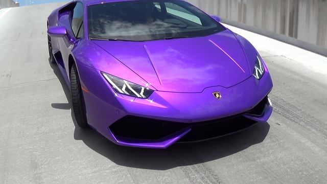 Lamborghini фиолетовая с зелено светящимися фарами