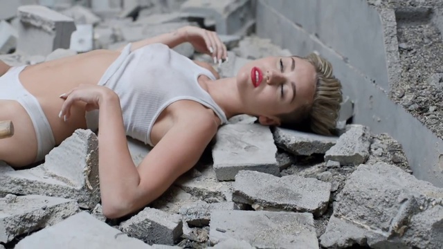 Miley Cyrus - Wrecking Ball                                                                    by   