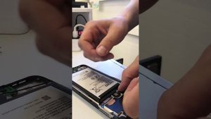 Как уложить шлейф дисплея под материнскую плату на телефоне Tecno spark 8c.