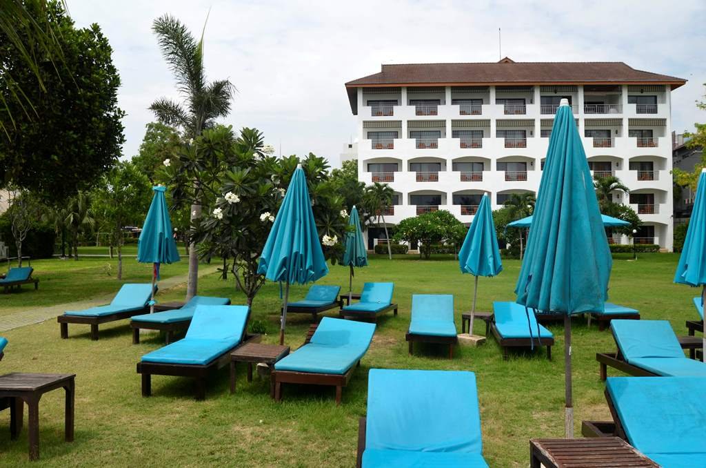 Pinnacle Grand Jomtien Resort and Spa, территория отеля от ресепшена до пляжа
май 2019