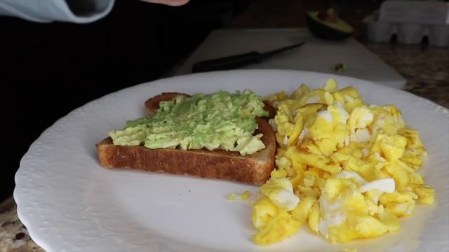 WHAT I EAT IN A DAY (VEGETARIAN MEAL IDEAS) | ABBY HOWARD смотреть онлайн