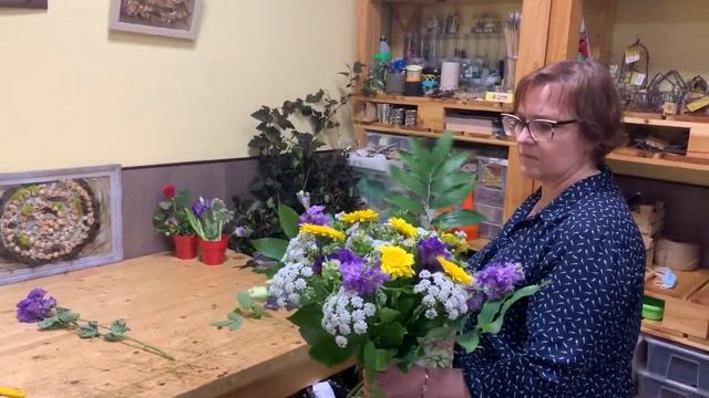 Как флорист собирает букет на витрину мастерской - что им движет? Разбираемся!