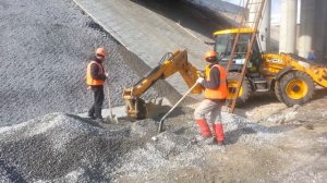 два солдата из стройбата заменяют экскаватор