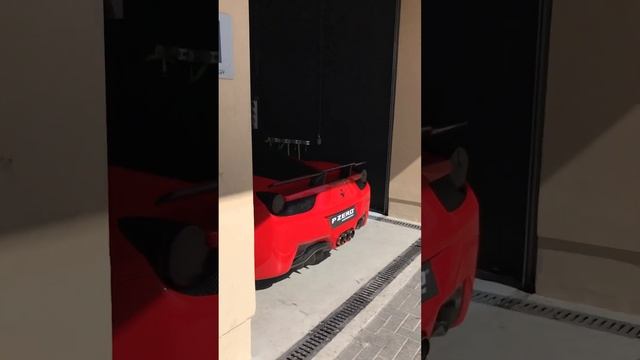 Паддок и спортивные автомобили YAS Marina Circuit в Абу Даби в Эмиратах смотреть онлайн