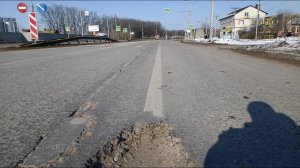 Не везёт, так не везёт. Угодил в яму на дороге.