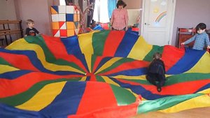 Кошки-мышки под игровым парашютом. Подвижные игры для праздника. Игры для большой компании