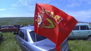 Знамя Победы у мемориального комплекса на р. Миус