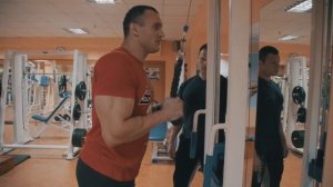 Как накачать руки в тренажерном зале: тренировка с чемпионом Европы