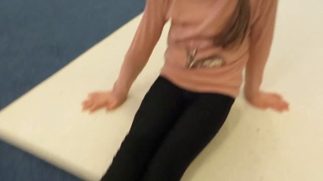 Перекат назад через плечо. Кувырок назад в шпагат смотреть онлайн