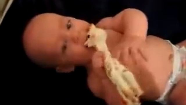 Малыши так любят кусать Жирафика Софи! смотреть онлайн