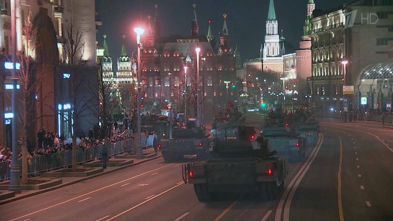 Российская авиация провела тренировку воздушной части парада Победы над Красной площадью в Москве