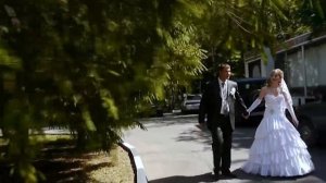 Невесту на руках и замочек любви