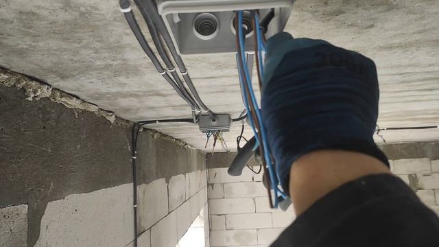 Распаиваем распредкоробки на потолке, наша технология пайки смотреть онлайн