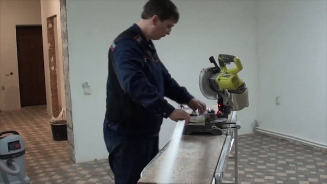 Как клеить потолочный плинтус  багет  в ванной.( Мастер класс)