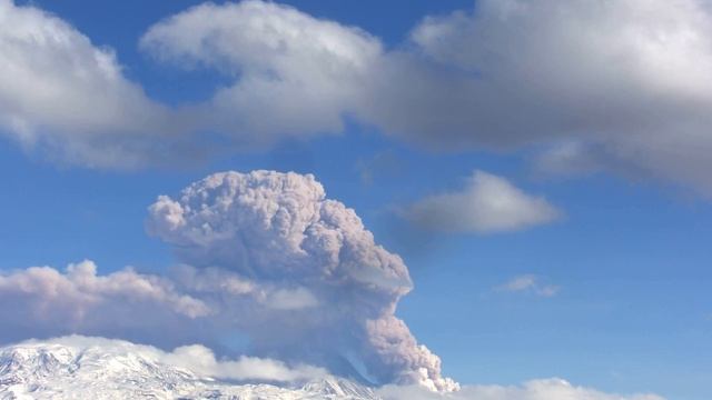 Вулкан Безымянный. Пепловый выброс на высоту ~ 10 км над уровнем моря. 2017-03-09 03:00 UTC.
