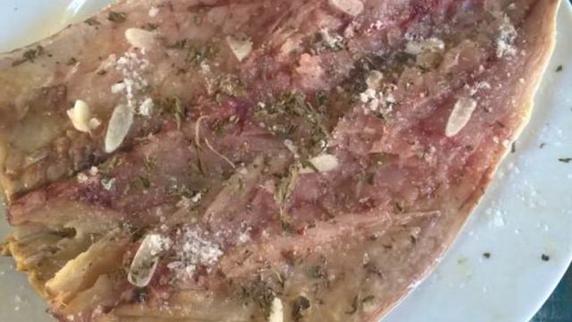 Скумбрия запеченная с базиликом и чесноком