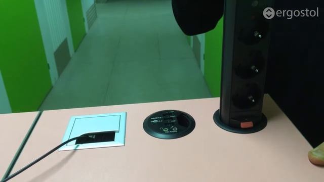 Вертикальная выдвижная розетка для стола от Ergostol смотреть онлайн
