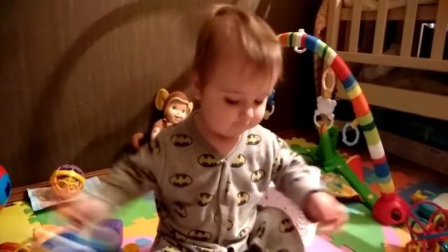 Разбросал игрушки и сидит) Сашке почти 10 месяцев смотреть онлайн