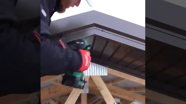 Установка торцевой планки. Коньковое соединение. смотреть онлайн