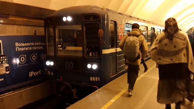 Электропоезд 81-717 номерной 416 прибывает на ст.метро Ладожская