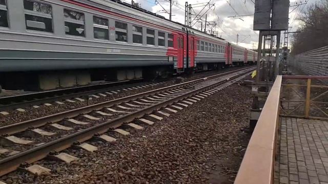 "Сборная солянка " Электропоезд ЭД2Т 0028 с вагонами ЭР2Р 7049 и ЭД4М 0145 прибывает на станцию Лос смотреть онлайн