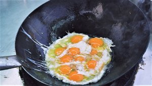 Китайская уличная еда - яичный жареный рис с 10 яйцами, куриное бедро и яичный буррито
