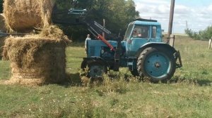 Разгрузка рулонов. Привезли сено, наконец-то в деревне появился трактор.