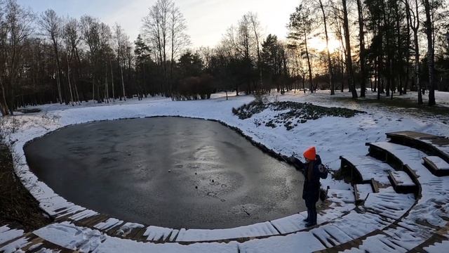ВЕНТСПИЛС, ЛАТВИЯ - 22.02.2023 - Якорный парк города / пляж зимой смотреть онлайн