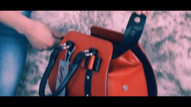 Каркасная мега-красная сумочка смотреть онлайн