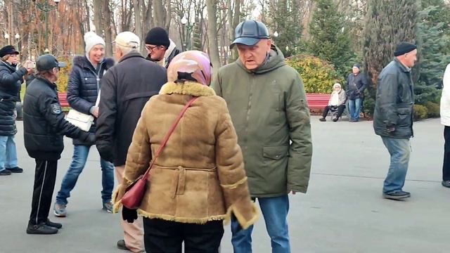 НЕСЕ ГАЛЯ ВОДУ, КОРОМЫСЛО ГНЕТЬСЯ!🙂👍/ТАНЦЫ В ПАРКЕ ГОРЬКОГО ХАРЬКОВ НОЯБРЬ 2021 смотреть онлайн