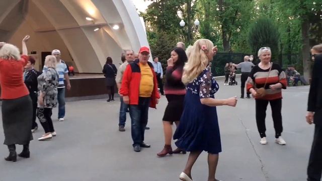 ТЫ ДЛЯ МЕНЯ ОДНА НА ЦЕЛОМ СВЕТЕ! ТАНЦЫ В ПАРКЕ ГОРЬКОГО ХАРЬКОВ СЧАСТЛИВЫЕ МОМЕНТЫ смотреть онлайн