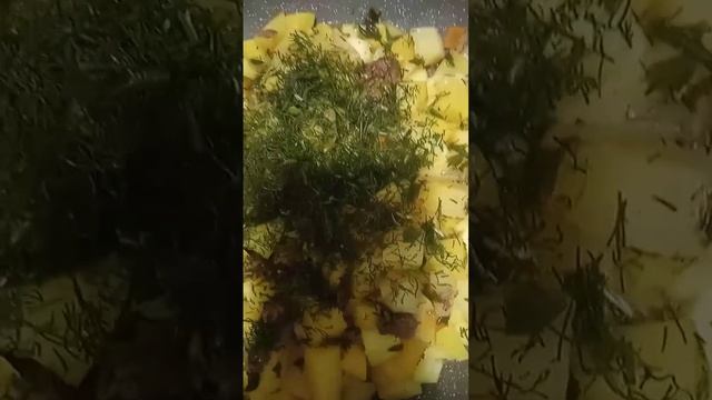 Рагу из овощей! Ингредиенты: кабачок, картофель, морковь, лук репчатый, тушёнка, зелень! ? смотреть онлайн