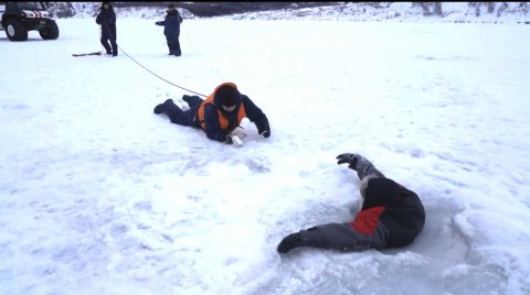 СПАСЕНИЕ ПОСТРАДАВШЕГО НА ЛЬДУ (работа спасателей)